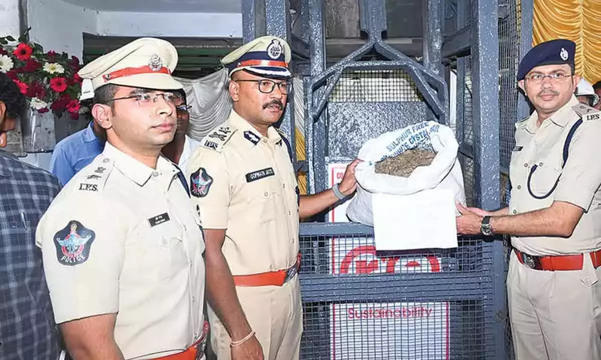Andhra: अनकापल्ली में 35,268 किलोग्राम भांग नष्ट की गई Andhra: अनकापल्ली में 35,268 किलोग्राम भांग नष्ट की गई
