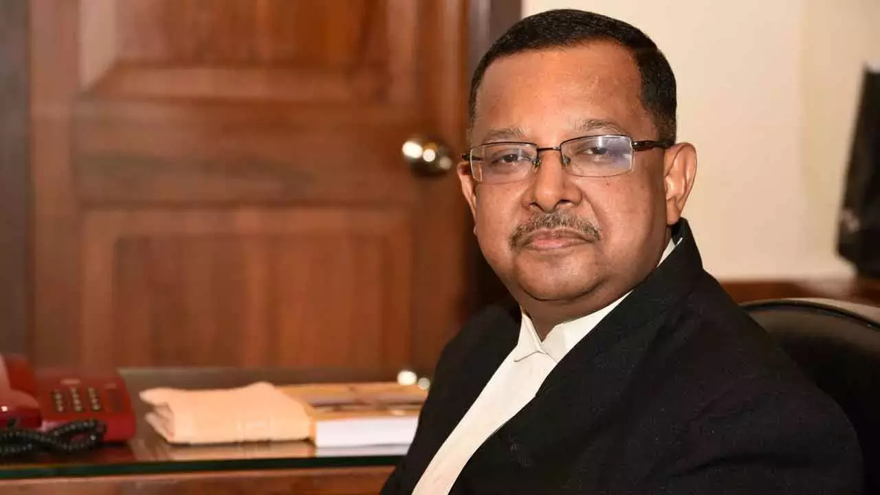 Telangana: जस्टिस उज्जल भुयान ने कहा कि गहरे सामाजिक विभाजन अभी भी बने हुए हैं। Telangana: जस्टिस उज्जल भुयान ने कहा कि गहरे सामाजिक विभाजन अभी भी बने हुए हैं।