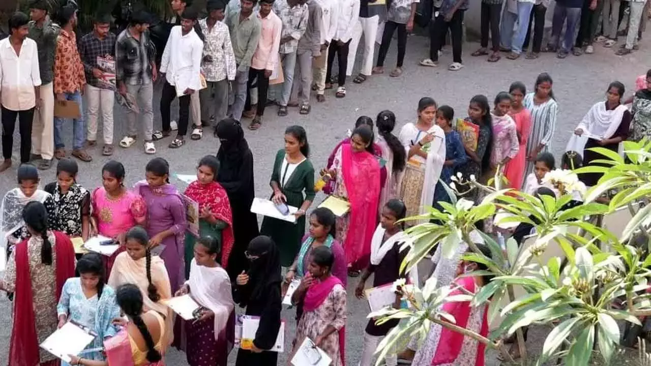 Telangana: RR जिले में इंटर की परीक्षाएं सुचारू रूप से हुईं Telangana: RR जिले में इंटर की परीक्षाएं सुचारू रूप से हुईं