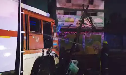 बारूद वाहन भिलाई में हादसे का शिकार, फिर लगी आग सहमे राहगीर और आसपास के लोग बारूद वाहन भिलाई में हादसे का शिकार, फिर लगी आग सहमे राहगीर और आसपास के लोग