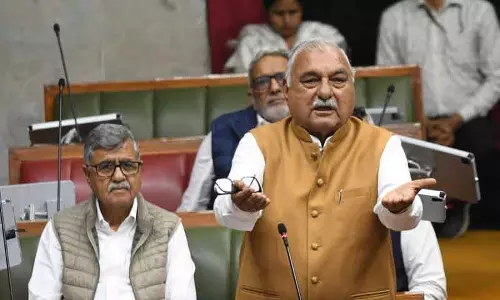 Haryana विधानसभा में हंगामा, कांग्रेस ने हिरासत में लिए जाने का आरोप लगाया Haryana विधानसभा में हंगामा, कांग्रेस ने हिरासत में लिए जाने का आरोप लगाया