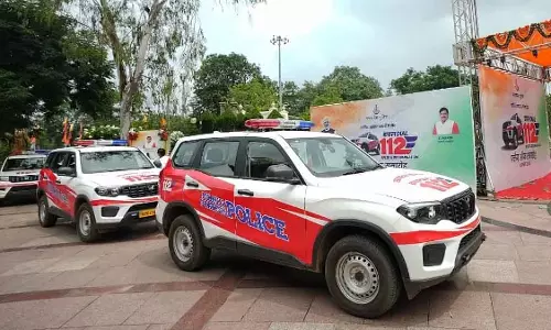 Indore : डायल-112 टीम ने 50 साल के आदमी को सुसाइड करने से बचाया Indore : डायल-112 टीम ने 50 साल के आदमी को सुसाइड करने से बचाया