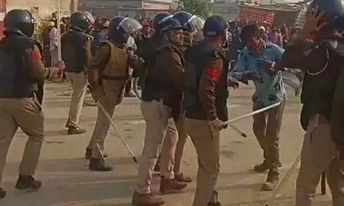 Panipat रिफाइनरी में फिर हिंसा, पुलिस ने किया लाठीचार्ज Panipat रिफाइनरी में फिर हिंसा, पुलिस ने किया लाठीचार्ज