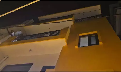 OMG डबल मर्डर: मां-बेटी को मारकर बेड में छिपाया, आरोपी पड़ोसी पुलिस की गिरफ्त में OMG डबल मर्डर: मां-बेटी को मारकर बेड में छिपाया, आरोपी पड़ोसी पुलिस की गिरफ्त में