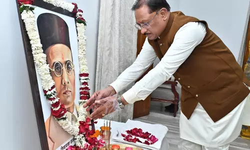 वीर सावरकर की पुण्यतिथि पर CM विष्णुदेव साय ने अर्पित की श्रद्धांजलि वीर सावरकर की पुण्यतिथि पर CM विष्णुदेव साय ने अर्पित की श्रद्धांजलि