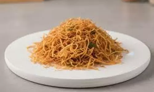 Jhuri Aloo Bhaja Recipe: बंगाली स्टाइल में बनाएं कुरकुरे झूरी आलू भाजा Jhuri Aloo Bhaja Recipe: बंगाली स्टाइल में बनाएं कुरकुरे झूरी आलू भाजा