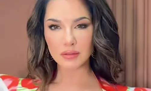 Sunny Leone ने कम डायलॉग और ज़्यादा इमोशन पर आधारित एक्टिंग पर बात की Sunny Leone ने कम डायलॉग और ज़्यादा इमोशन पर आधारित एक्टिंग पर बात की