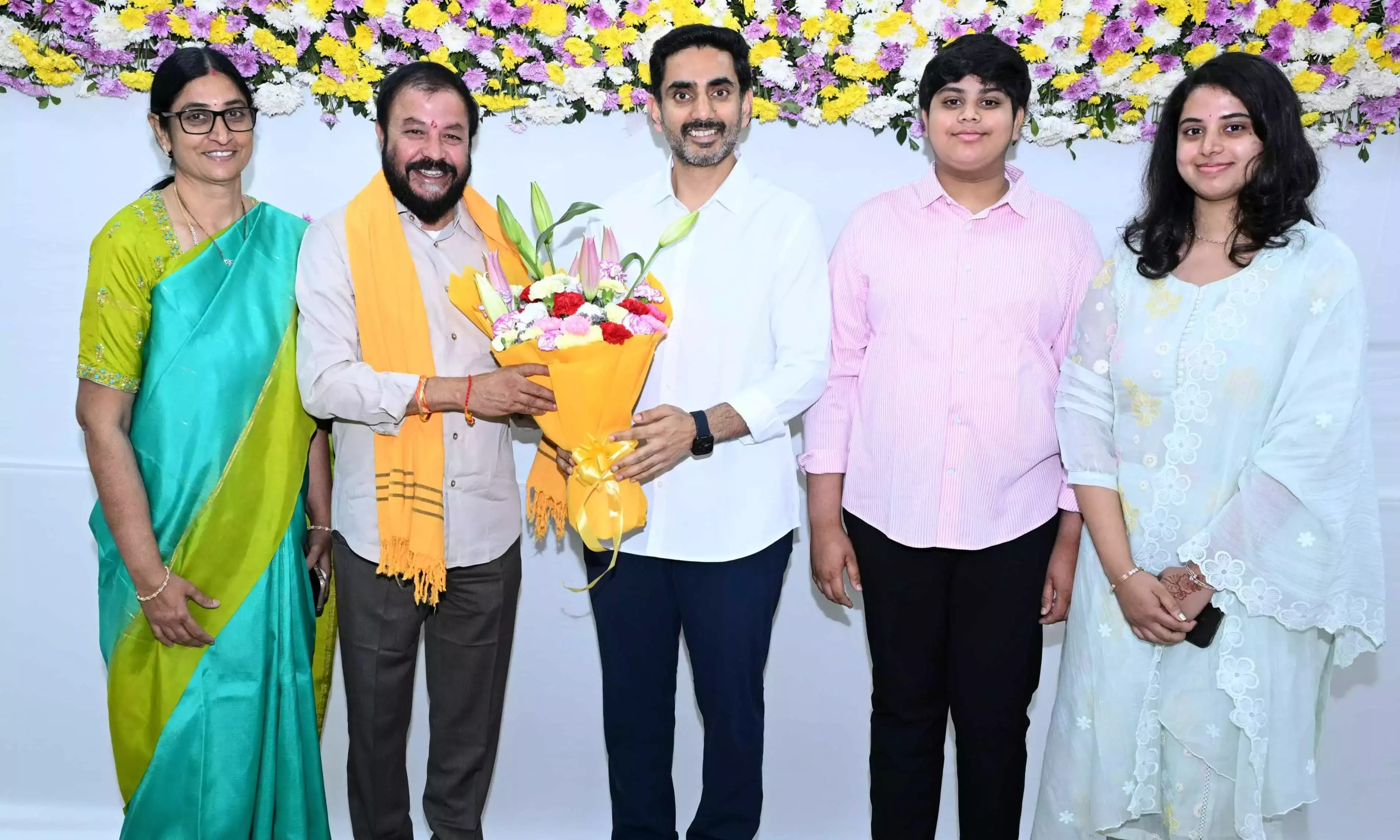 Lokesh ने कृष्णा नदी किनारे डिनर मीट होस्ट किया, दोस्ती को बढ़ावा दिया Lokesh ने कृष्णा नदी किनारे डिनर मीट होस्ट किया, दोस्ती को बढ़ावा दिया