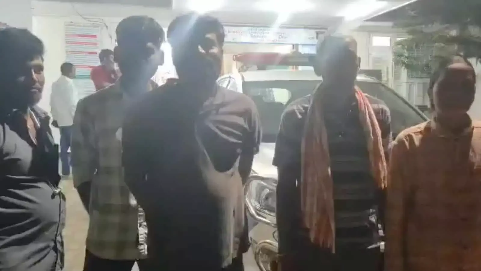 Jagtial में MLA के काफिले को रास्ता न देने पर युवक को कथित तौर पर परेशान किया Jagtial में MLA के काफिले को रास्ता न देने पर युवक को कथित तौर पर परेशान किया
