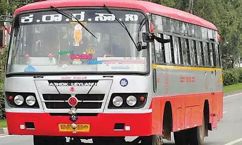 KSRTC ड्राइवर ने सड़क पर मिली सोने की चेन वारिसों को देकर ईमानदारी दिखाई KSRTC ड्राइवर ने सड़क पर मिली सोने की चेन वारिसों को देकर ईमानदारी दिखाई