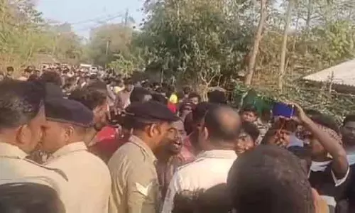 पश्चिम बंगाल SIR के अधिकारी को बच्चा चोर के शक में पीटा गया पश्चिम बंगाल SIR के अधिकारी को बच्चा चोर के शक में पीटा गया