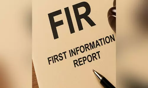 सरकारी दफ्तर में नमाज पढ़ने पर 7 लोगों के खिलाफ FIR सरकारी दफ्तर में नमाज पढ़ने पर 7 लोगों के खिलाफ FIR