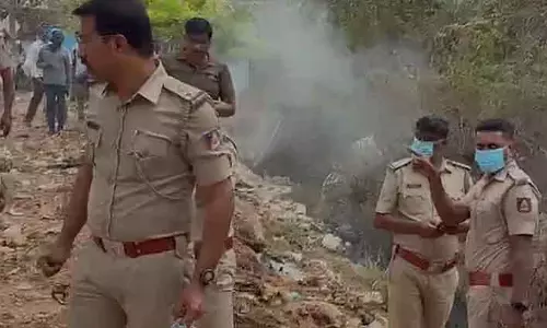 Devanahalli नाले में एक अज्ञात महिला का शव मिला; हत्या का शक Devanahalli नाले में एक अज्ञात महिला का शव मिला; हत्या का शक