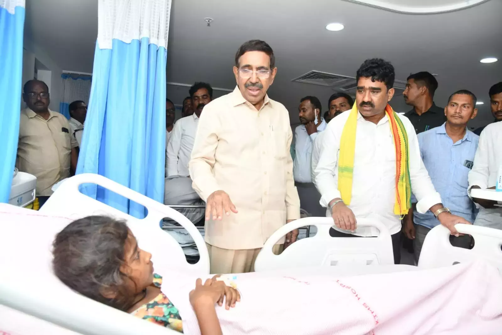 Narayana ने डायरिया की स्थिति की समीक्षा की, श्रीकाकुलम में मदद का भरोसा दिया Narayana ने डायरिया की स्थिति की समीक्षा की, श्रीकाकुलम में मदद का भरोसा दिया