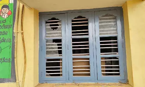 Devanahalli : एक शराबी ने कोरमंगला ग्राम पंचायत बिल्डिंग की खिड़की तोड़ दी