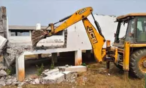 Jajpur में पूर्व MLA प्रणब बालाबंतराय के फार्महाउस पर बुलडोजर चला Jajpur में पूर्व MLA प्रणब बालाबंतराय के फार्महाउस पर बुलडोजर चला