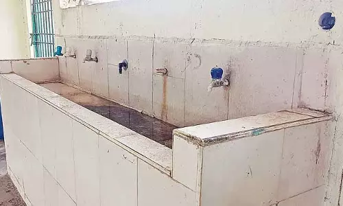 Chennai: बीच-वेलाचेरी पर MRTS स्टेशनों पर खारा पीने का पानी यात्रियों को परेशान कर रहा Chennai: बीच-वेलाचेरी पर MRTS स्टेशनों पर खारा पीने का पानी यात्रियों को परेशान कर रहा