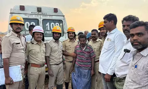 Pavagada : कर्ज नहीं चुका पाने पर एक व्यक्ति ने बिजली के खंभे पर चढ़कर आत्महत्या करने की कोशिश की Pavagada : कर्ज नहीं चुका पाने पर एक व्यक्ति ने बिजली के खंभे पर चढ़कर आत्महत्या करने की कोशिश की