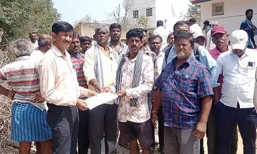 Karnataka : नागशेट्टाहल्ली दलित कॉलोनी में सड़क पर रखे पत्थर और बाड़ हटाए गए Karnataka : नागशेट्टाहल्ली दलित कॉलोनी में सड़क पर रखे पत्थर और बाड़ हटाए गए