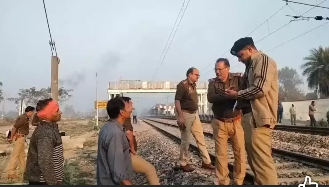 Farrukhabad: ट्रेन से कटकर अज्ञात युवक की दर्दनाक मौत Farrukhabad: ट्रेन से कटकर अज्ञात युवक की दर्दनाक मौत