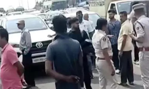 Bhubaneswar होर्डिंग हादसा: परिजनों और स्थानीय लोगों ने न्याय की मांग की Bhubaneswar होर्डिंग हादसा: परिजनों और स्थानीय लोगों ने न्याय की मांग की