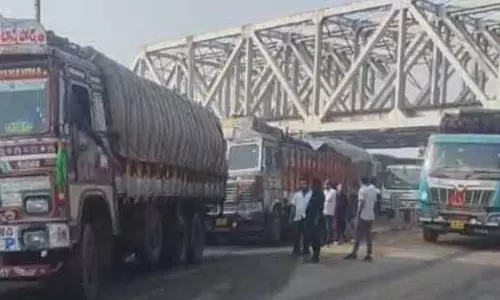 Bhadrak में NH-16 पर भारी ट्रैफिक जाम, घंटों तक फंसे रहे वाहन Bhadrak में NH-16 पर भारी ट्रैफिक जाम, घंटों तक फंसे रहे वाहन