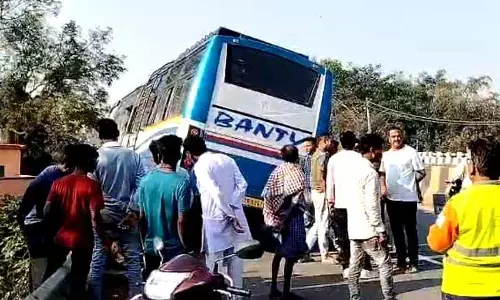 Bargarh में बस पलटने से 20 से ज़्यादा लोग घायल