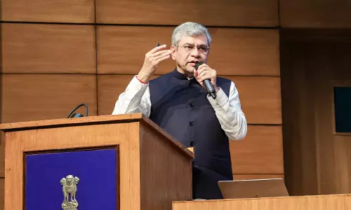 Ashwini Vaishnav: कंटेंट क्रिएटर्स के लिए न्यायपूर्ण रेवेन्यू शेयरिंग की वकालत Ashwini Vaishnav: कंटेंट क्रिएटर्स के लिए न्यायपूर्ण रेवेन्यू शेयरिंग की वकालत
