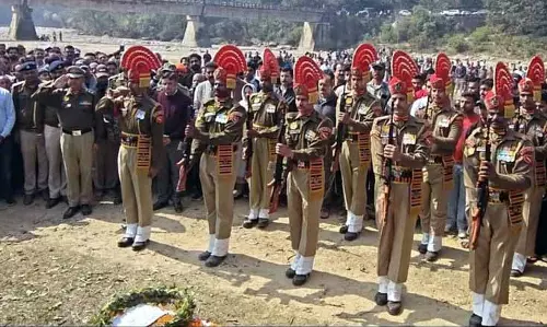 BSF jawan को नूरपुर में पूरे सम्मान के साथ दफनाया गया BSF jawan को नूरपुर में पूरे सम्मान के साथ दफनाया गया