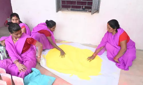 स्व सहायता समूह की महिलाएं कर रही है प्राकृतिक गुलाल का निर्माण