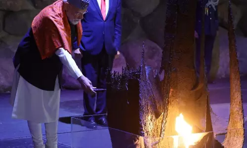 प्रधानमंत्री मोदी ने याद वाशेम में होलोकॉस्ट पीड़ितों को दी श्रद्धांजलि, राष्ट्रपति हर्जोग संग लगाया एक पेड़ मां के नाम