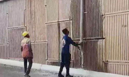 Kerala: कोट्टियम में मिट्टी की दीवार में बड़ी दरार और लीकेज Kerala: कोट्टियम में मिट्टी की दीवार में बड़ी दरार और लीकेज