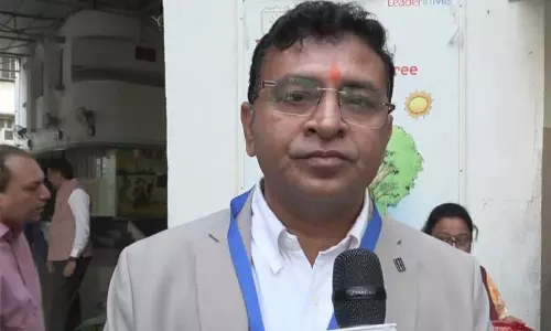 गुजरात बोर्ड की 2026 की परीक्षाएं शुरू, Vadodara में छात्रों का फूलों और चॉकलेट से स्वागत किया गया गुजरात बोर्ड की 2026 की परीक्षाएं शुरू, Vadodara में छात्रों का फूलों और चॉकलेट से स्वागत किया गया