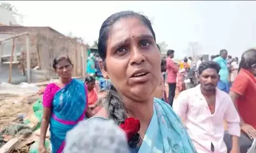 Khammam की विधवा महिला अपने घर के ढह जाने पर रो रही