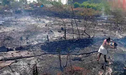 Fire ; धुआं अंदर लेने से स्टूडेंट्स की तबीयत खराब Fire ; धुआं अंदर लेने से स्टूडेंट्स की तबीयत खराब