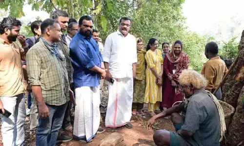 Kerala : खाद्य आयोग के सदस्यों ने मंजिरी आदिवासी इलाके का दौरा किया