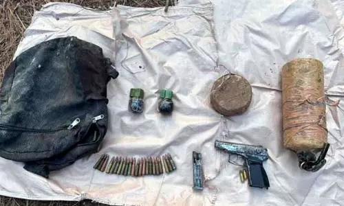 JAMMU: सेना ने मेंढर में आतंकी ठिकाने का भंडाफोड़ किया JAMMU: सेना ने मेंढर में आतंकी ठिकाने का भंडाफोड़ किया