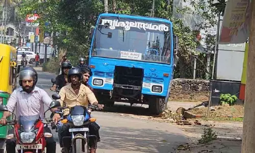 Petrol पंप के सामने प्राइवेट बस फंसी; यात्रियों की जान खतरे में