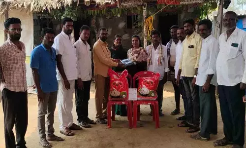 कुमार गौड़ Charitable Trust के तत्वावधान में एक गरीब लड़की को वित्तीय सहायता