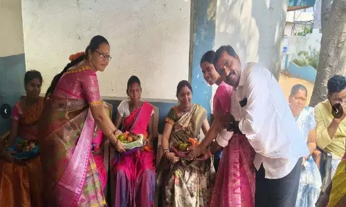 Tekulapalli आंगनवाड़ी में ग्रुप सिलाई और साक्षरता अभ्यास Tekulapalli आंगनवाड़ी में ग्रुप सिलाई और साक्षरता अभ्यास