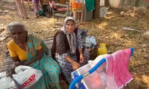 Khammam के पीड़ित ने कहा, अधिकारी हमें यहां न रुकने की चेतावनी दे रहे