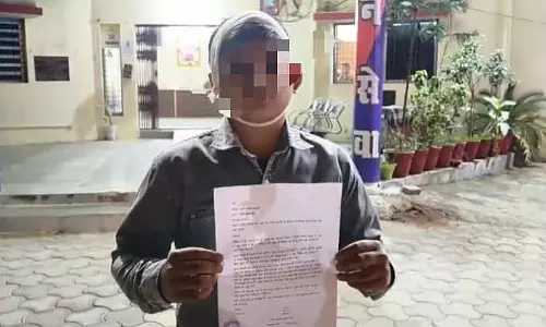 MP : छतरपुर में स्कूल डायरेक्टर ने 8वीं क्लास के स्टूडेंट को टॉयलेट में पीटा MP : छतरपुर में स्कूल डायरेक्टर ने 8वीं क्लास के स्टूडेंट को टॉयलेट में पीटा