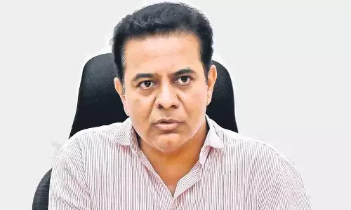 केटीआर के तोड़फोड़ वाली जगह के दौरे के बाद Khammam RDO का तबादला केटीआर के तोड़फोड़ वाली जगह के दौरे के बाद Khammam RDO का तबादला