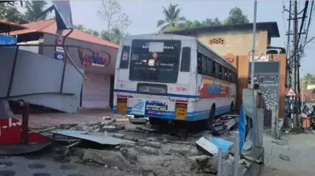 KSRTC बस चलाते समय ड्राइवर की मौत, गाड़ी का कंट्रोल खो गया, दुकान में जा घुसी KSRTC बस चलाते समय ड्राइवर की मौत, गाड़ी का कंट्रोल खो गया, दुकान में जा घुसी