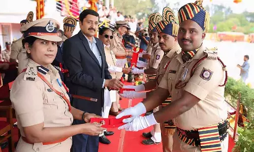 Bilagi : मुख्यमंत्री ने फारूक हुदे को गोल्ड मेडल दिया Bilagi : मुख्यमंत्री ने फारूक हुदे को गोल्ड मेडल दिया