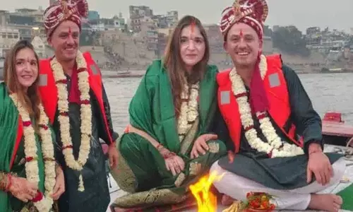 बॉर्डर पार प्यार, Mexican Couple ने काशी में एक नाव पर शादी की बॉर्डर पार प्यार, Mexican Couple ने काशी में एक नाव पर शादी की