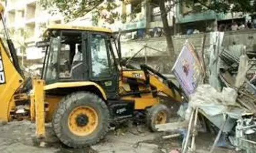 Mumbai: अवैध निर्माण पर चला बुलडोजर Mumbai: अवैध निर्माण पर चला बुलडोजर