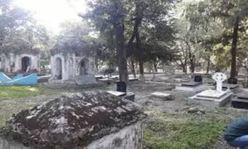 Dehradun: कब्रिस्तान की जमीन पर निर्माण से विवाद Dehradun: कब्रिस्तान की जमीन पर निर्माण से विवाद