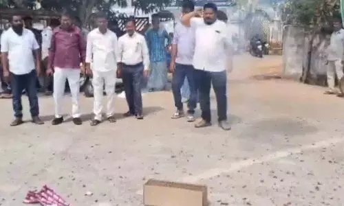 Mahabubabad कलेक्टर के ट्रांसफर पर स्थानीय लोगों ने जश्न मनाया