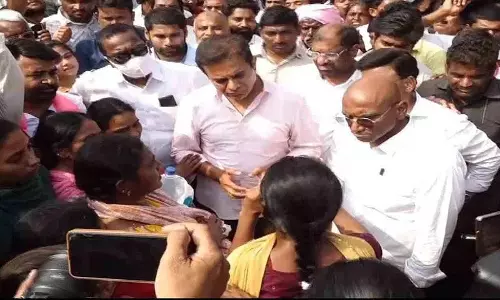 ये घर हमारी मेहनत के हैं, हमारे आंसू वेलुगु मट्टा की लड़की ने KTR से कहा